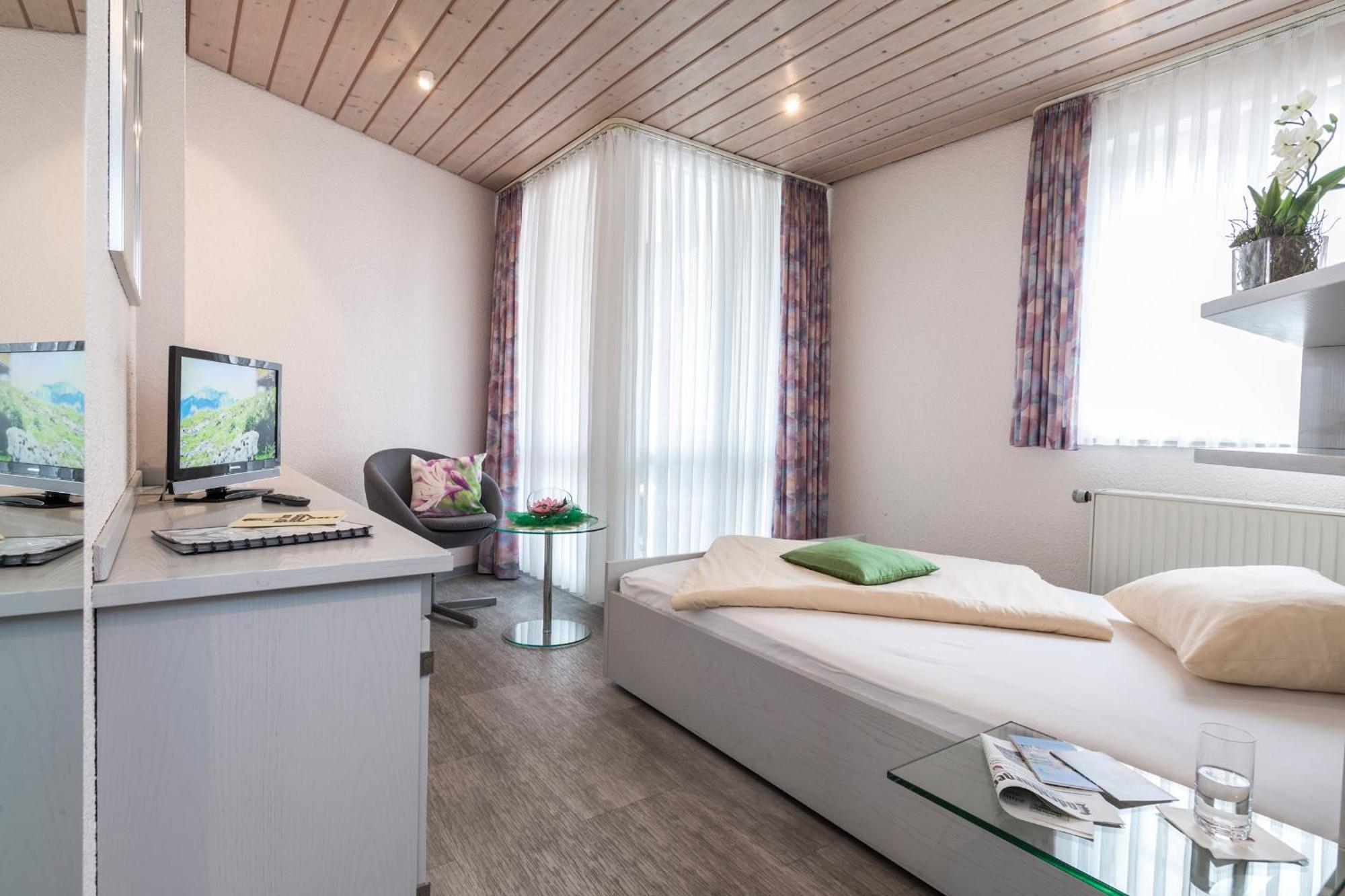 Hotel Cronberger Hof ลาเดนบวร์ก ภายนอก รูปภาพ