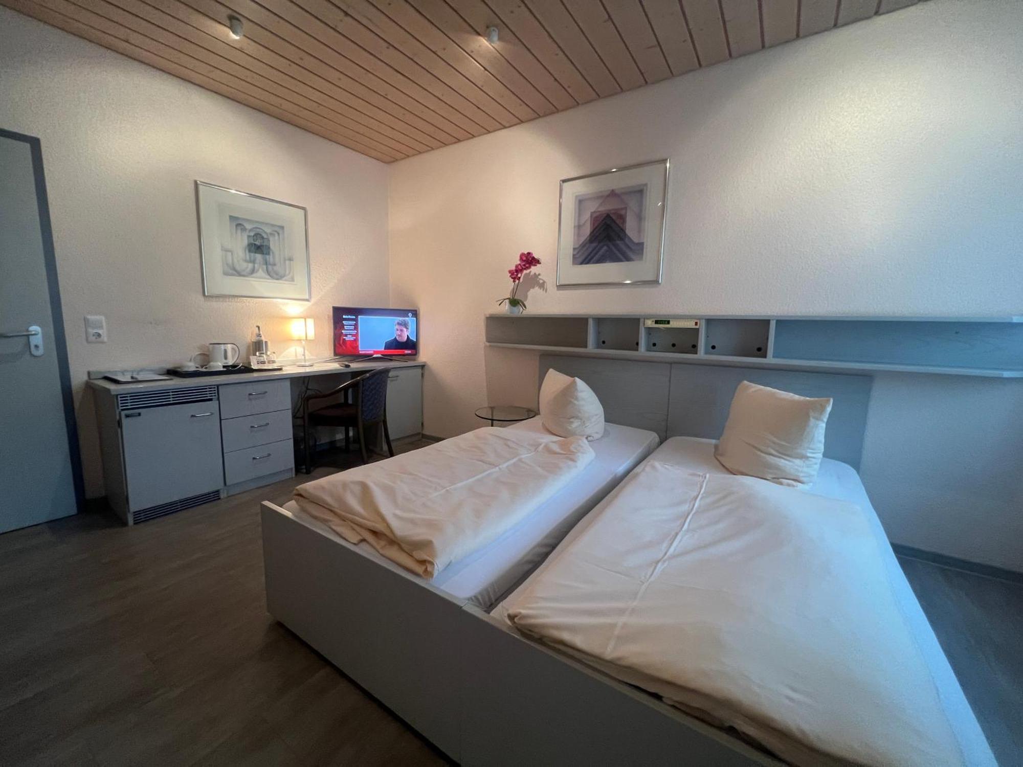 Hotel Cronberger Hof ลาเดนบวร์ก ภายนอก รูปภาพ